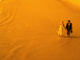 Couple Enjoying a Romantic Sunset on the Beach Photographie par Bill Bachmann