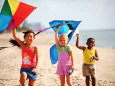 Children Flying Kites on the Beach Photographie par Bill Bachmann