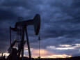 Oil Rig Silhouetted at Sunset, Adobe Town, Wyoming Fotografiskt tryck av Joel Sartore