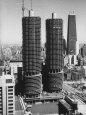 Exterior View of the Marina Towers Overlooking Chicago River Lámina fotográfica