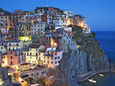 Dusk Falls on a Hillside Town Overlooking the Mediterranean Sea, Manarola, Cinque Terre, Italy ARTE EM ACRÍLICO por Dennis Flaherty