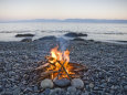 Beach Fire on the Shores of Vancouver Island Lámina fotográfica por Taylor S. Kennedy