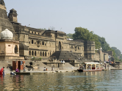 https://cache2.allpostersimages.com/p/LRG/21/2178/CANCD00Z/posters/r-h-productions-shiva-hindu-temple-and-ahilya-fort-complex-on-banks-of-the-narmada-river.jpg