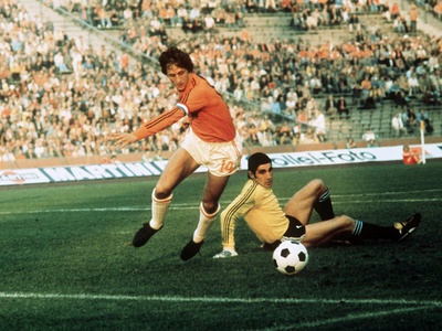 world-cup-1974-johan-cruyff-in-action.jpg