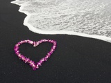 Heart Shaped Lei on Black Sand Beach Impressão fotográfica